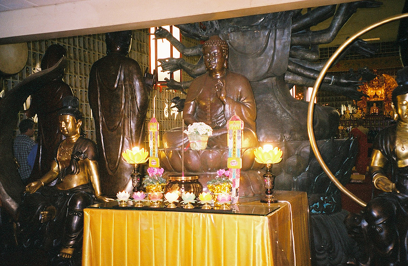 Hallof10KBuddhasshrine.jpg